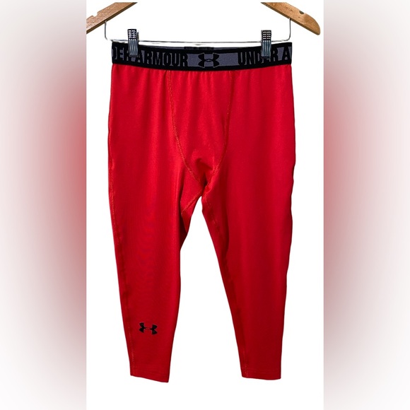 Under Armour: Red and Black HeatGear Compression Cropped Leggings - Picture 4 of 15